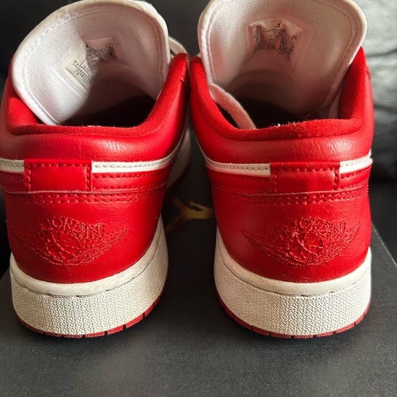Air Jordan 1 Low (GS) Gym Red - size 7y - Picture 7 of 16